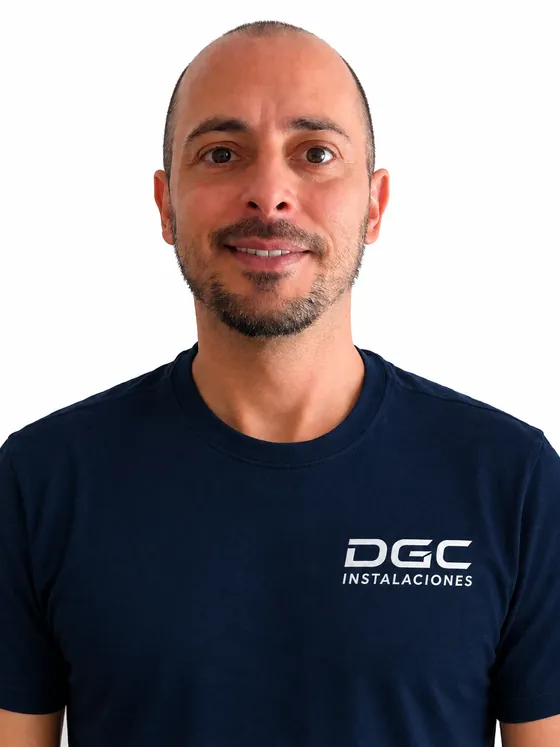 Daniel Gómez Cesáreo con camiseta de DGC Instalaciones